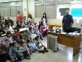 Exhibición de perros adiestrados en los colegios del municipio